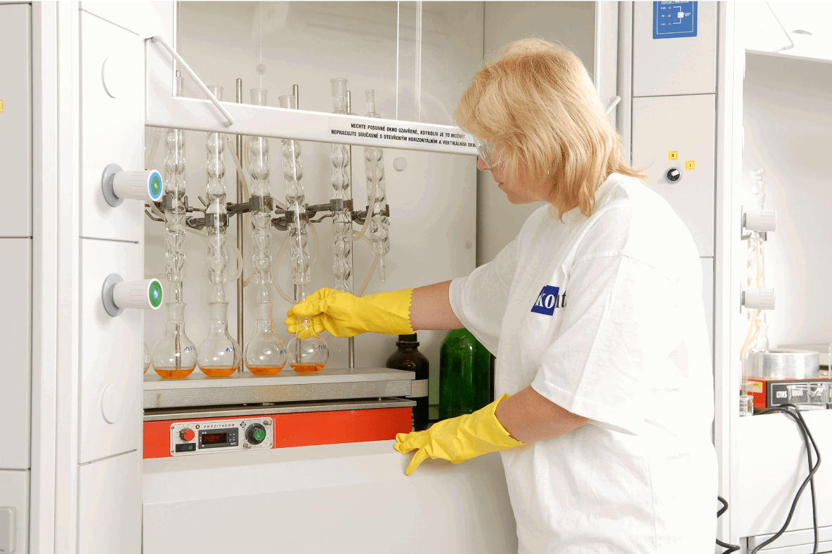 žena pracující se vzorky v laboratoří