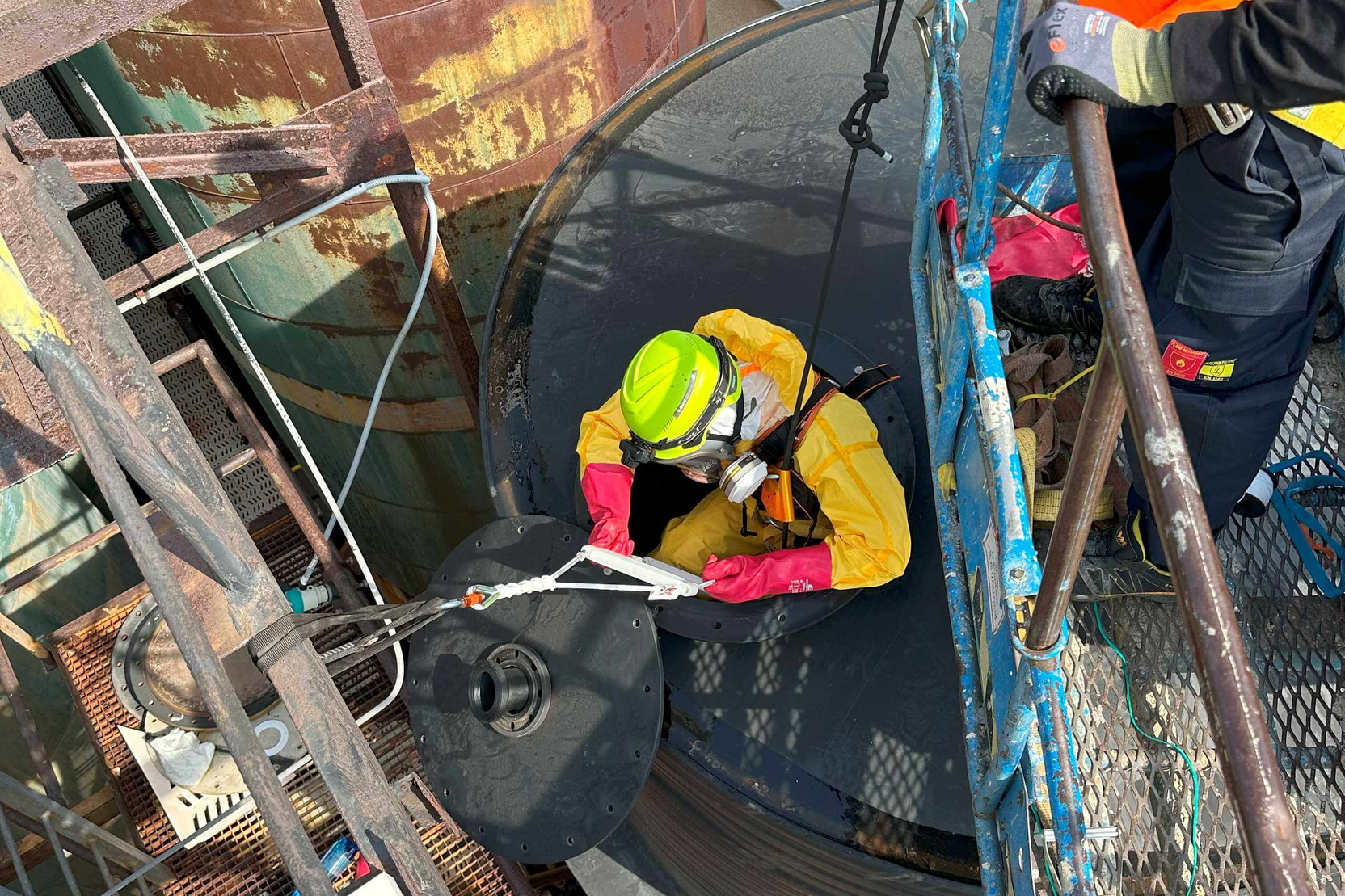 Reference image preview Decontamination of hydrochloric acid storage tank